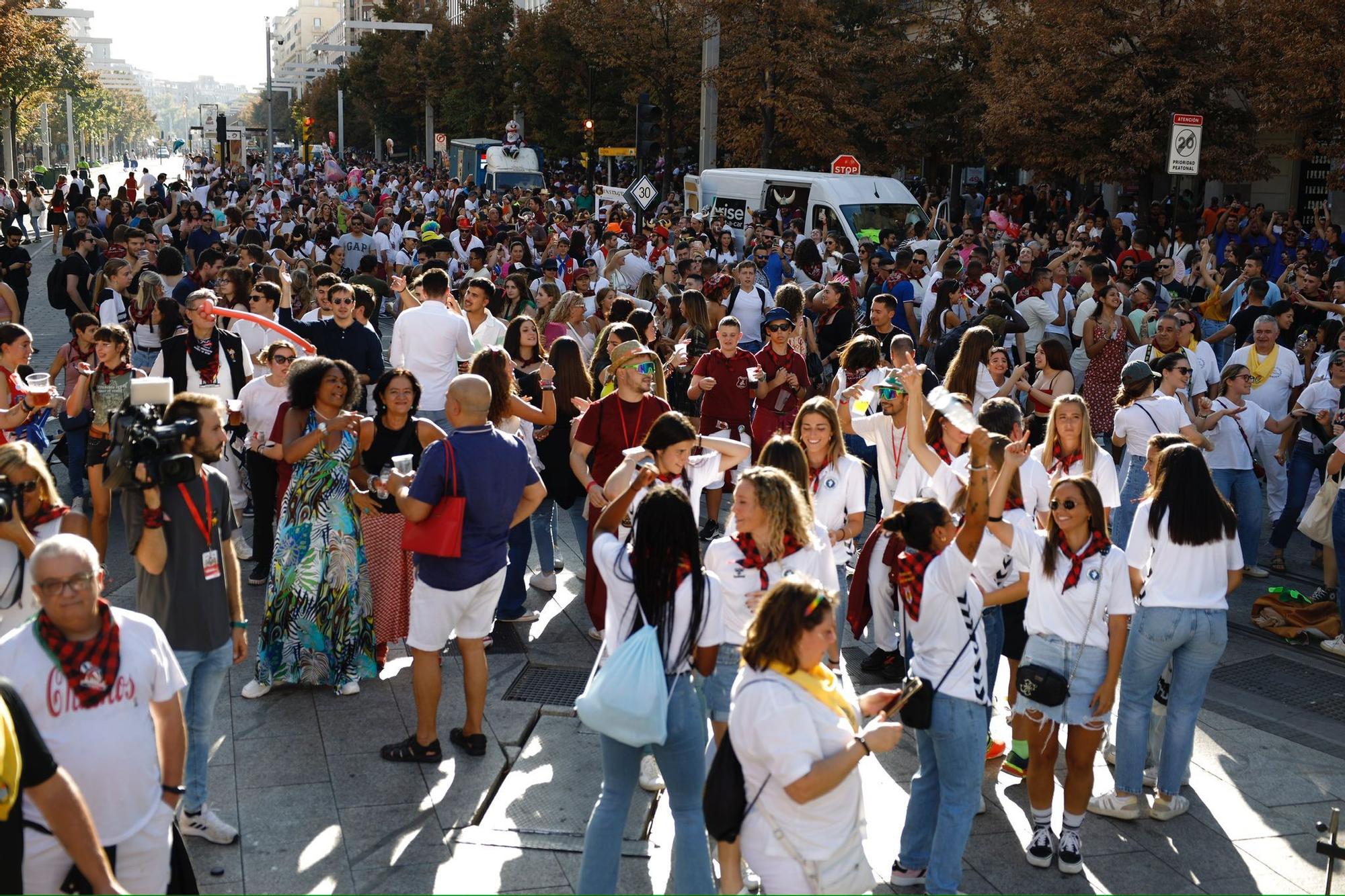 Las peñas toman el centro de Zaragoza tras su tradicional pregón