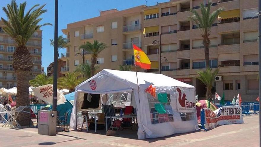 Los policías locales acampados se manifestarán mañana en el Puerto