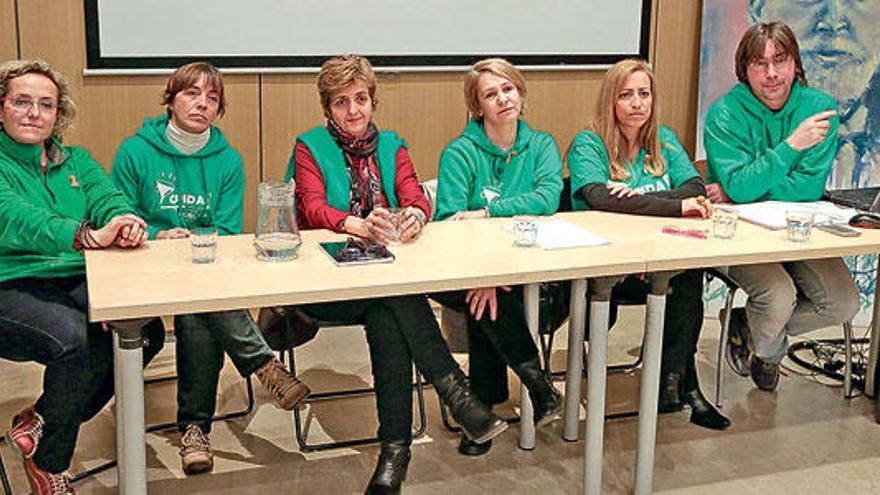 Miembros de la Assamblea de Docents explicando ayer las cifras de la caja de resistencia.