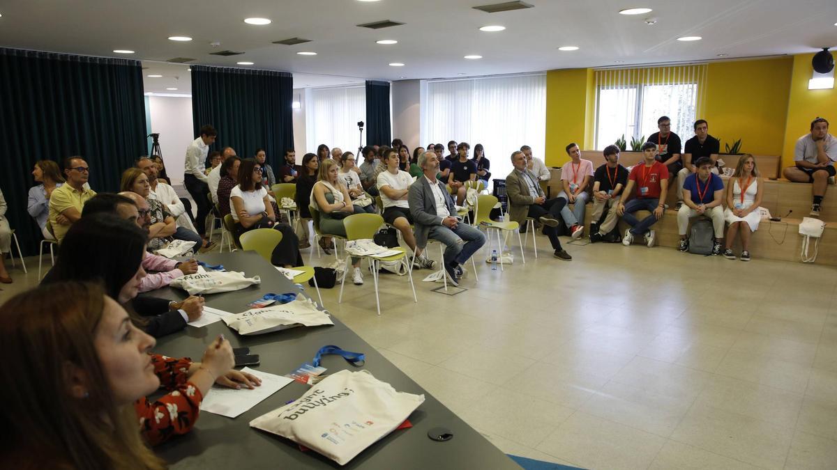 Jurado, asistentes y participantes, durante la presentación de los proyectos.