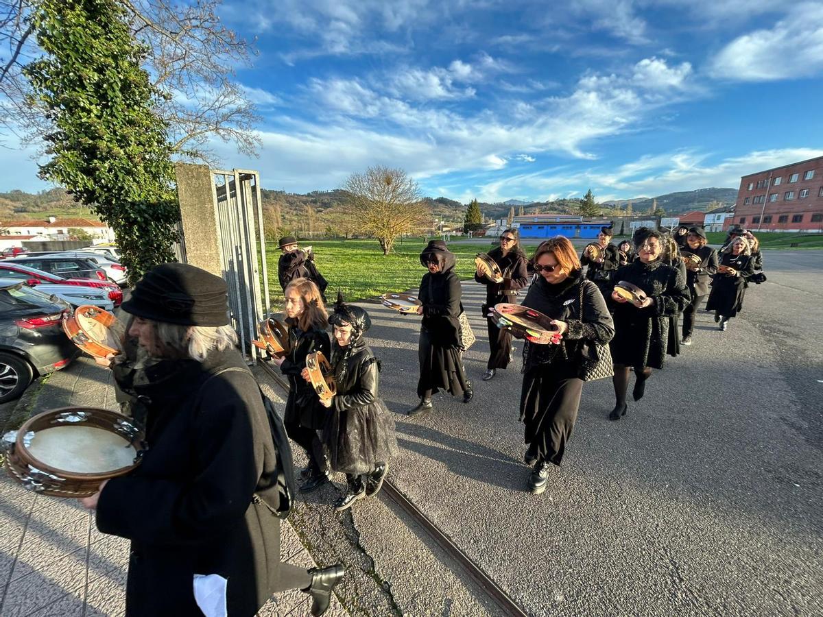 EN IMÁGENES: Grado despide su carnaval y llora el enterro del moscón