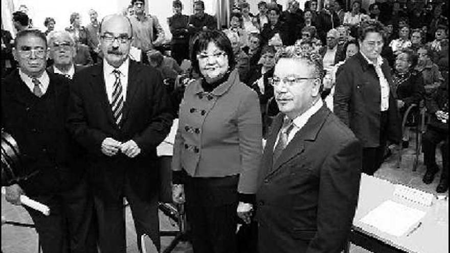 Por la derecha, Ignacio Fernández y Pilar Rodríguez, en la inauguración del centro social de Sotrondio.