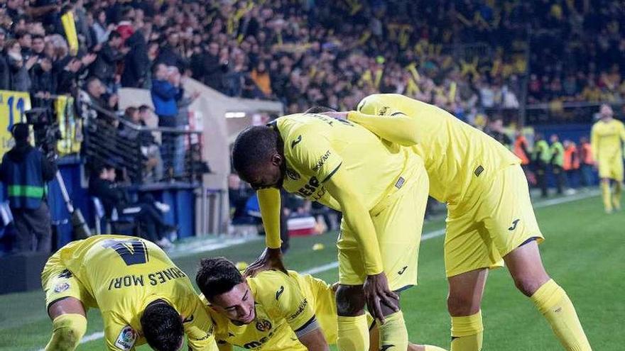 Pedraza recibe la felicitación de sus compañeros tras anotar el tercer gol del Villarreal al Sevilla. // Efe