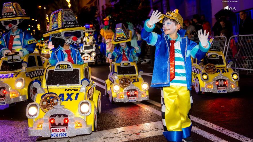 Los niños abren la Cabalgata anunciadora del Carnaval.  El Carnaval toma la calle