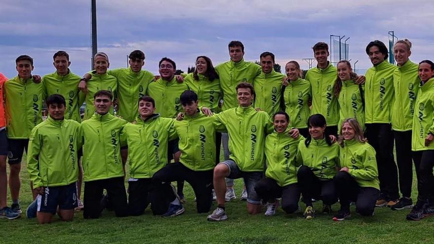 Part de l'equip de l'Avinent en la segona jornada del Campionat de Catalunya, a l'estadi Serrahima