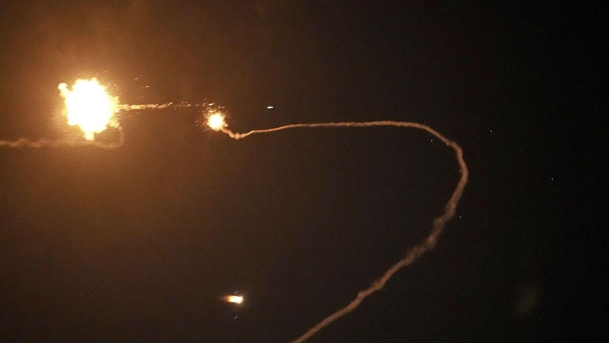 Israeli Iron Dome air defense system fires to intercept missiles over Tel Aviv, Israel, early Sunday, June 15, 2025. (AP Photo/Ohad Zwigenberg) Associated Press / LaPresse Only italy and spain. EDITORIAL USE ONLY/ONLY ITALY AND SPAIN