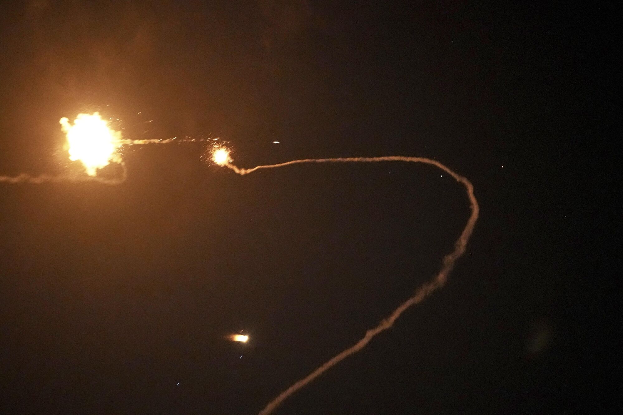 Israeli Iron Dome air defense system fires to intercept missiles over Tel Aviv, Israel, early Sunday, June 15, 2025. (AP Photo/Ohad Zwigenberg) Associated Press / LaPresse Only italy and spain. EDITORIAL USE ONLY/ONLY ITALY AND SPAIN