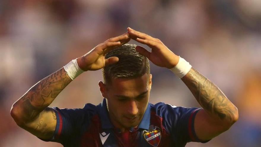 Sergio León celebra un gol con el Levante