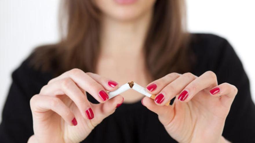 Una mujer rompe con el tabaco