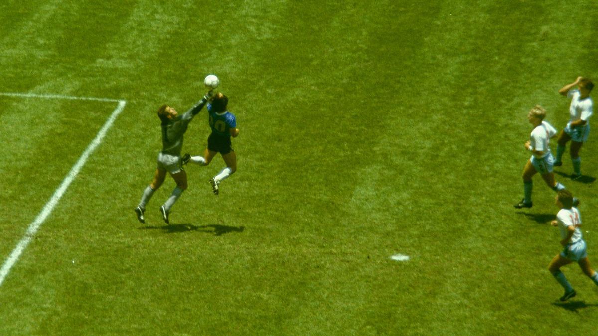 Maradona marcando con la mano a Inglaterra