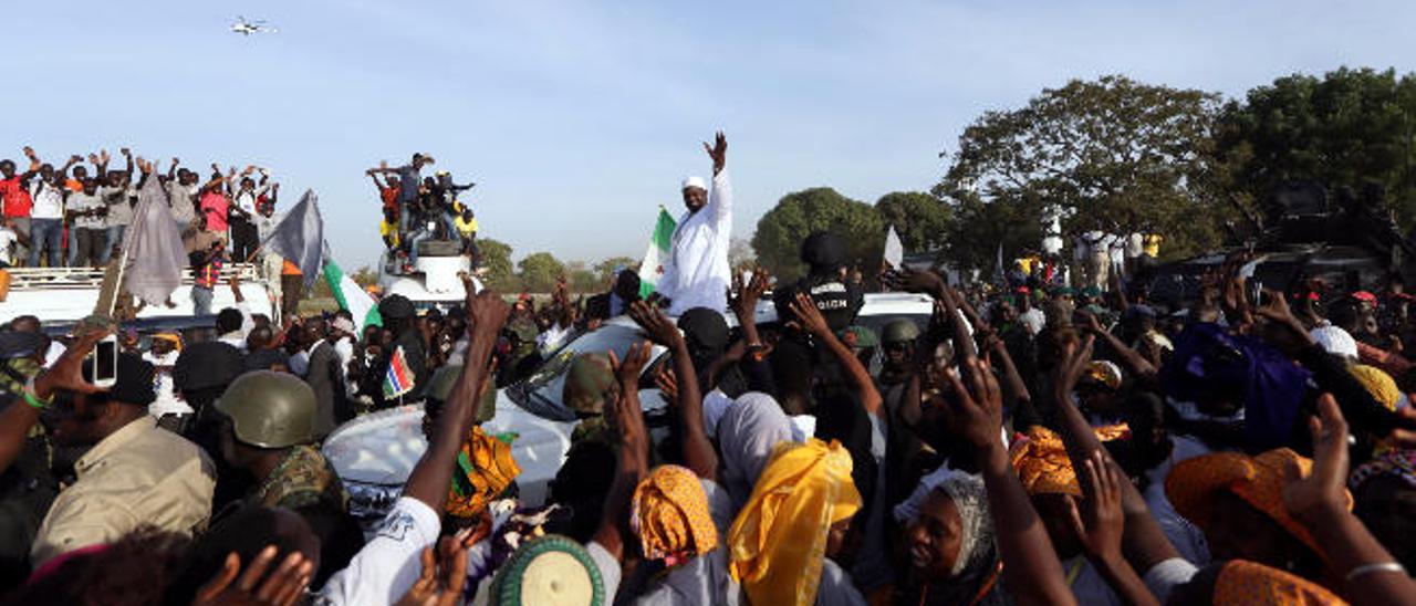 El presidente de Gambia, Adama Barrow, saluda a sus simpatizantes a su llegada desde Dakar a Banjul.