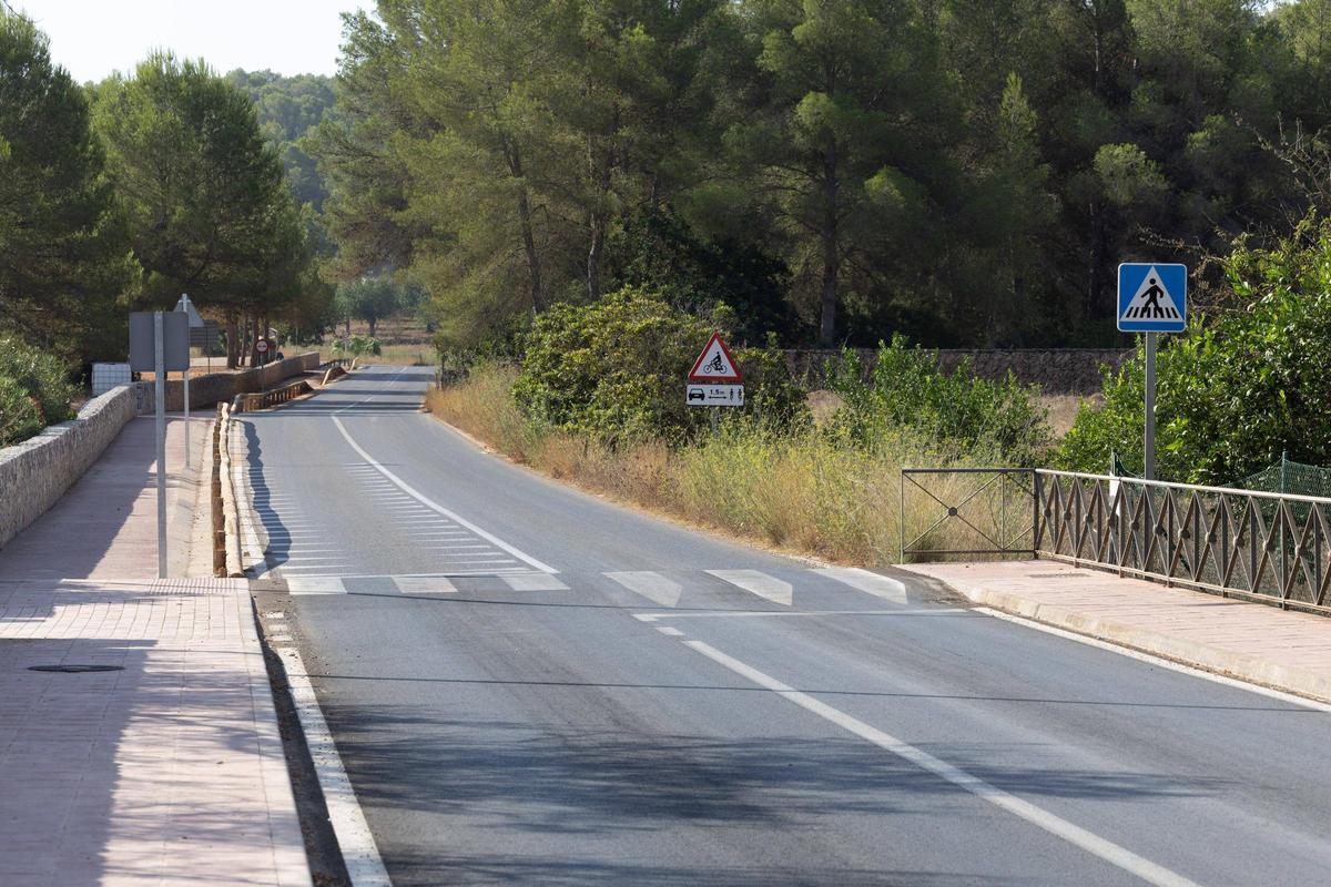 Uno de los pasos de zebra elevados junto a los 'dientes de dragón'