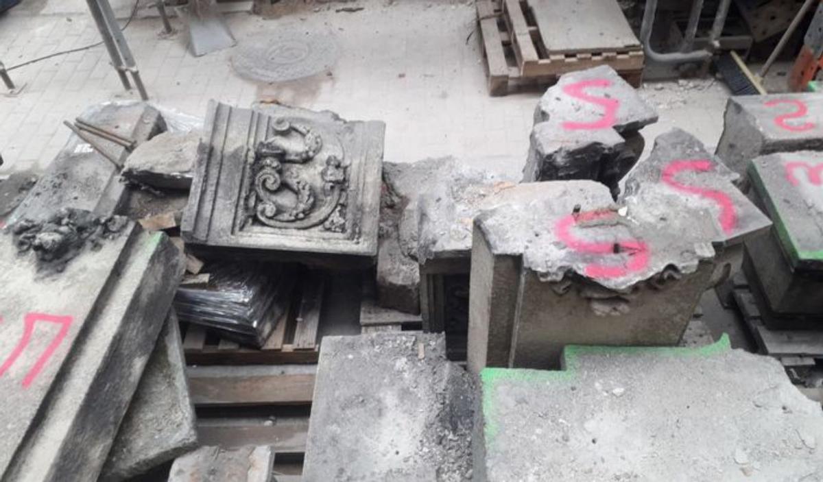 Desmontan por riesgo de derrumbe la fachada del edificio de Manuel del Busto en Moros
