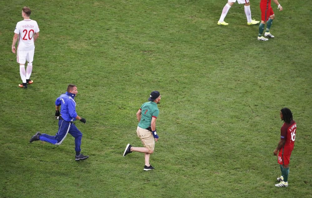 Un aficionado de Portugal saltó al campo durante el Polonia - Portugal e intentó abrazar a Cristiano Ronaldo.