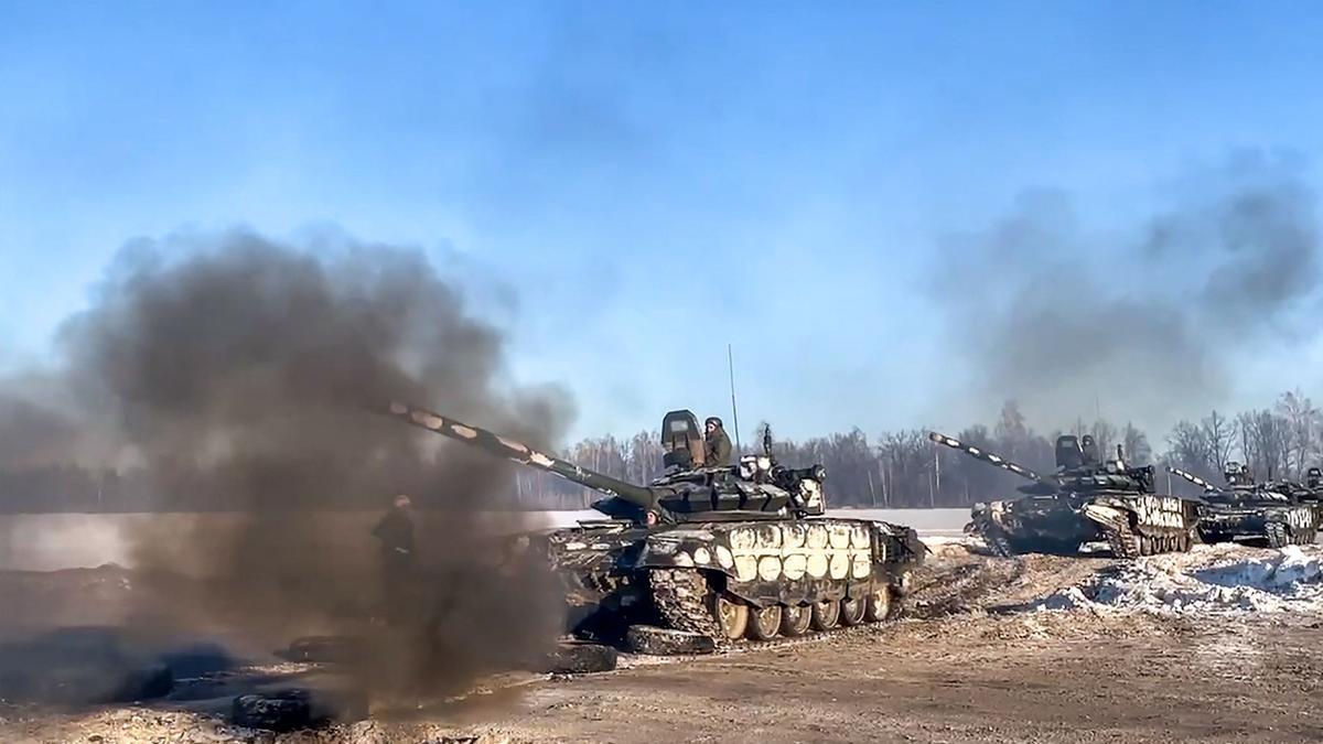 Tanques rusos se retiran de las zonas fronterizas con Ucrania, en una imagen tomada de un vídeo