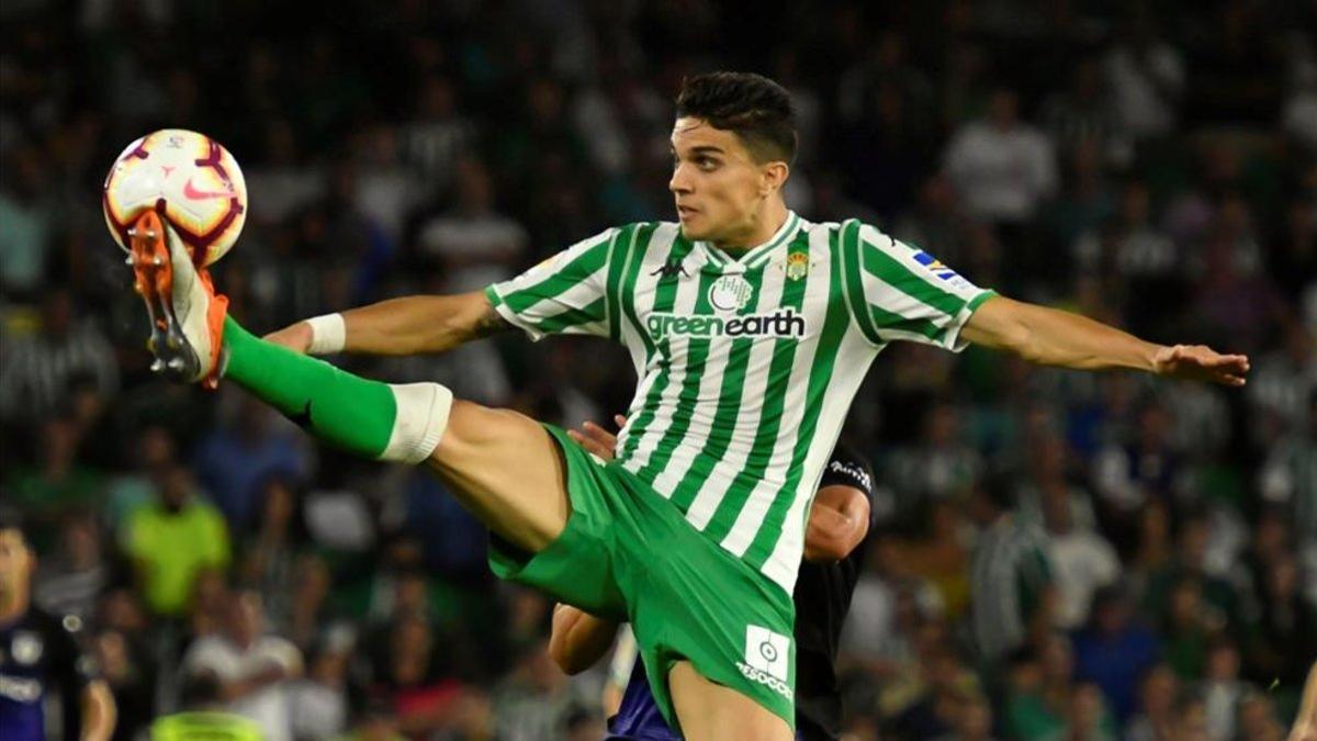 Bartra pelea por el balón