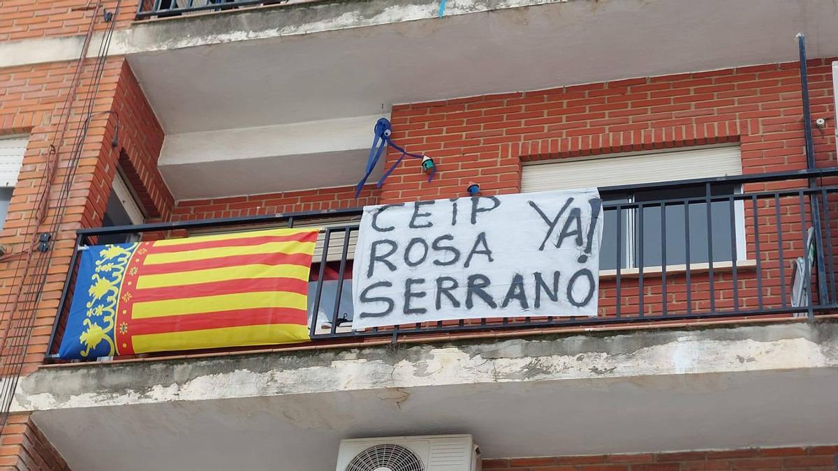Pancarta en uno de los balcones de Paiporta reclamando la reapertura del colegio Rosa Serrano.