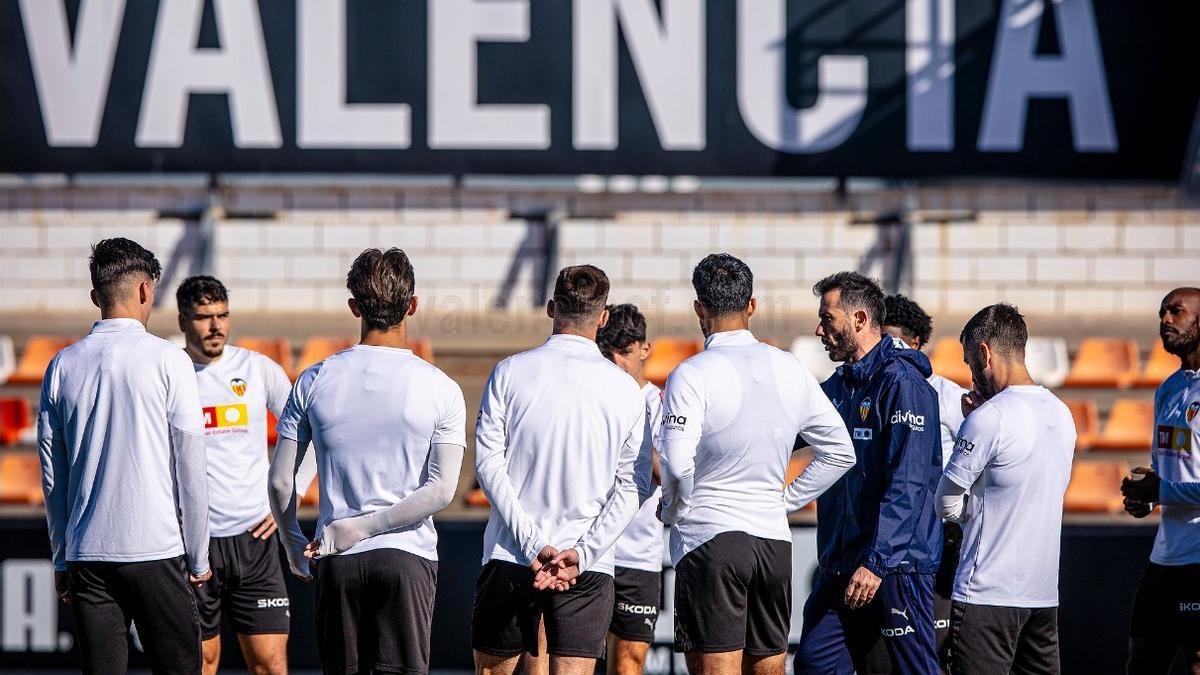 Carlos Corberán, en la previa del Derbi ante el Levante, con sus jugadores.