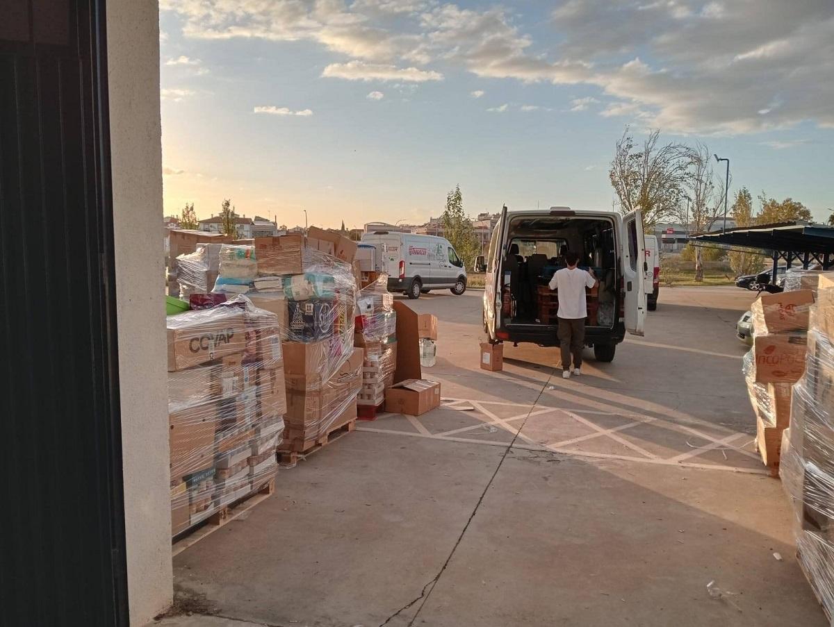 Un voluntario carga una de las furgonetas que ya han sido descargadas en Valencia.