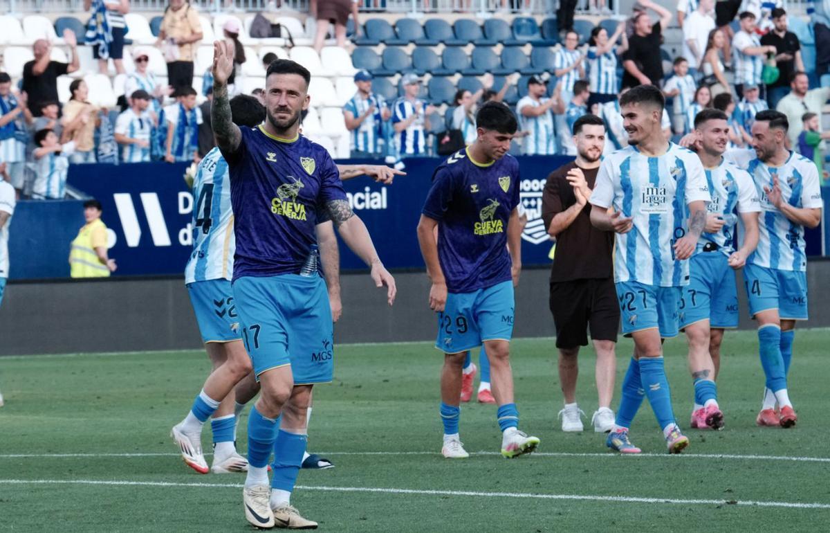 Dioni se llevó una de las ovaciones de la tarde, en lo que fue su despedida como jugador del Málaga CF. | GREGORIO MARRERO