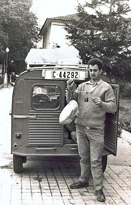 Pedro Fernández, panadero, en un reparto, en 1967.