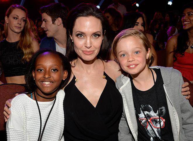 Shiloh junto a Zahara y Angelina Jolie durante unos premios en 2015