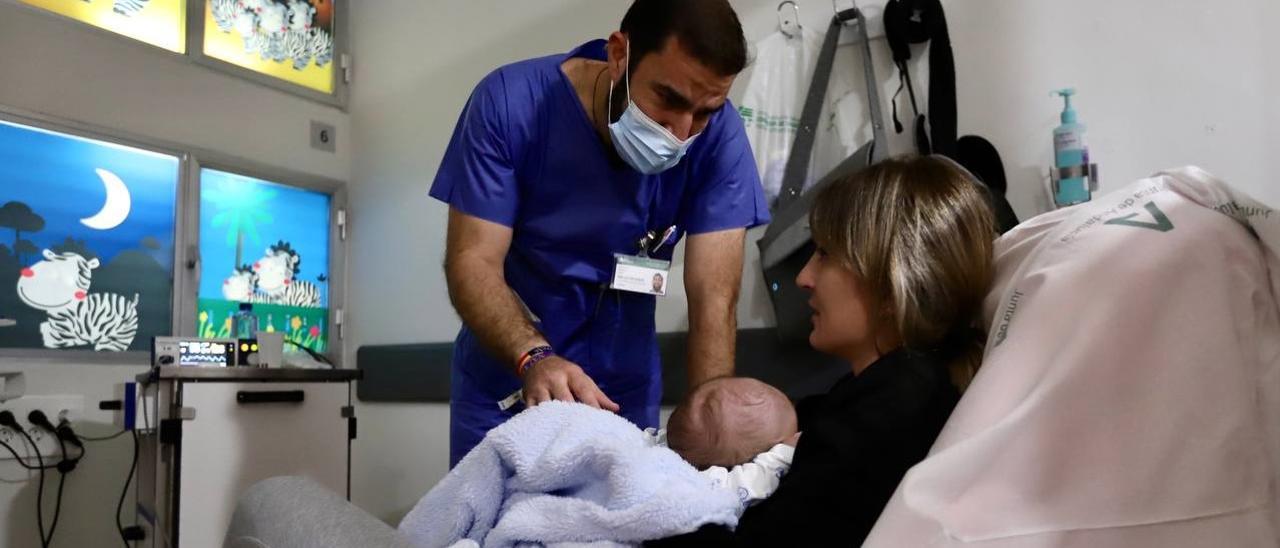 El especialista en Pediatría del hospital Reina Sofía Alejandro Aranda atiende a un bebé en Urgencias Pediátricas.