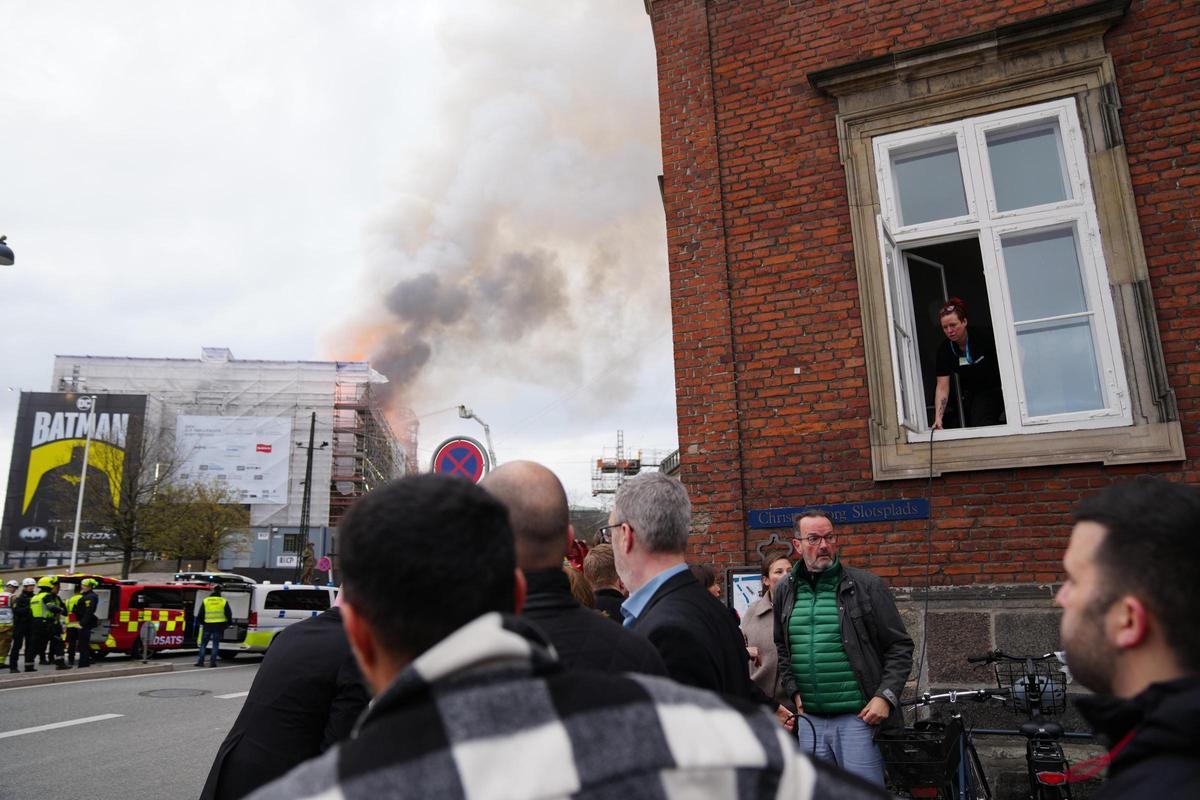 El fuego devora el edificio de la Bolsa de Copenhague