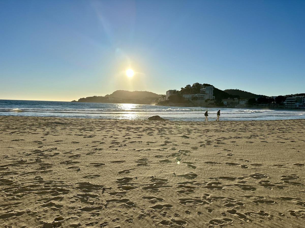 Die Sonne scheint am blauen Himmel.