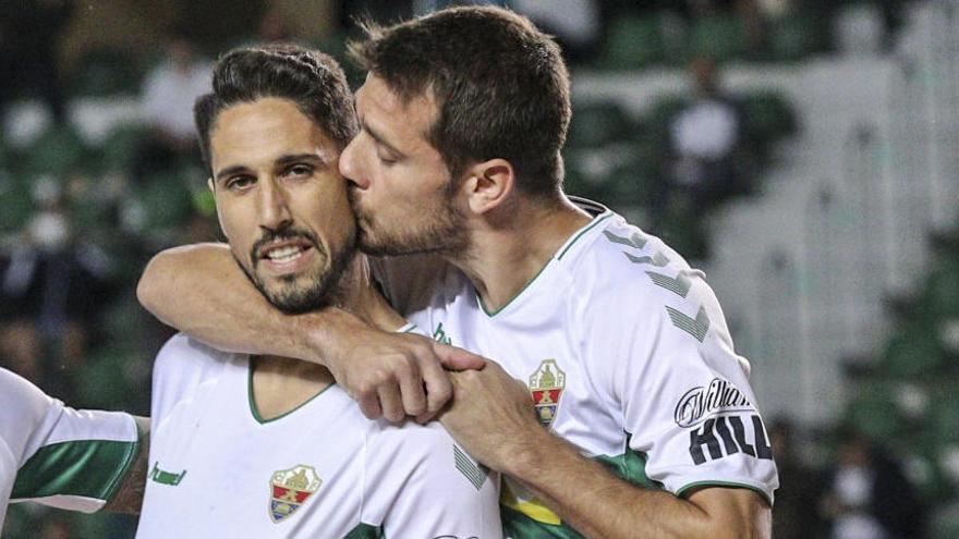 Manu Sánchez, a la derecha, felicita a Fidel tras marcar en noviembre pasado en casa al Mirandés.