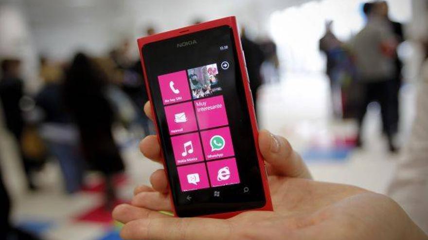 Nokia admite problemas con la batería del Lumia 800 tras quejas de los usuarios