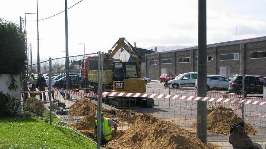 Los trabajos para colocar los postes de carga frente al pabellón de Panxón, ayer.