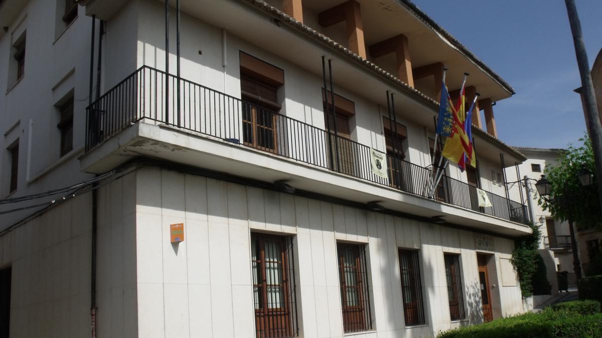 El Ayuntamiento de Castelló de Rugat.