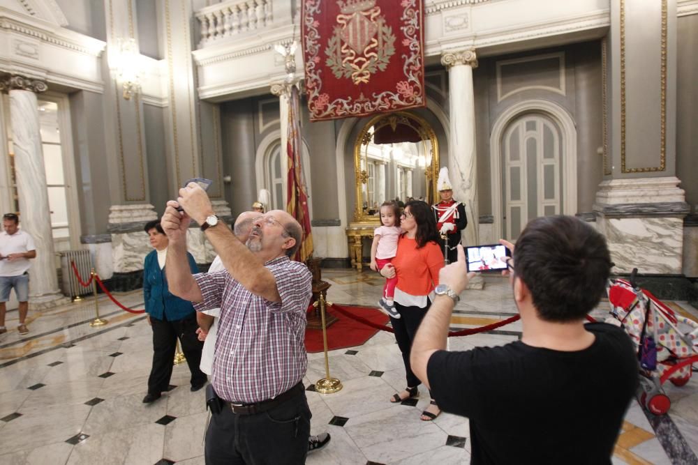 Visita a la Real Senyera en el Ayuntamiento