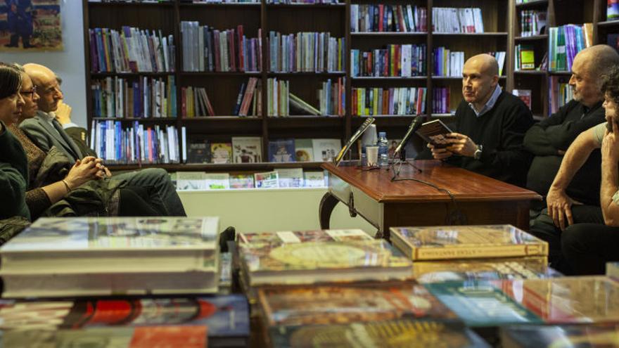 Una campanya proposa comprar llibres ara i anar a recollir-los quan es pugui