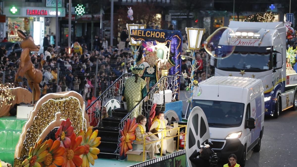 Decenas de miles de personas abarrotan Vigo para seguir la Cabalgata de los Reyes Magos