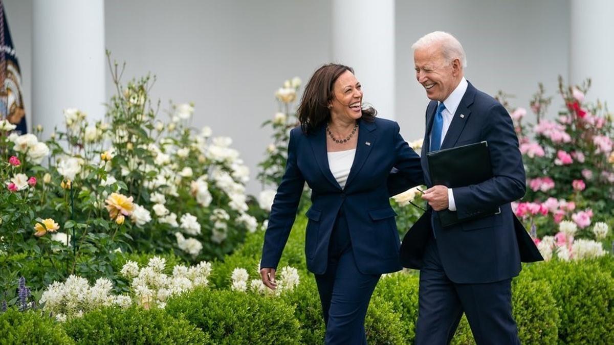 El presidente de Estados Unidos, Joe Biden, habla con su vicepresidenta, Kamala Harris, en el jardín de la Casa Blanca, el 13 de julio de 2021.
