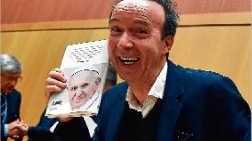 Benigni va descriure el llibre com «una abraçada» del papa Francesc.