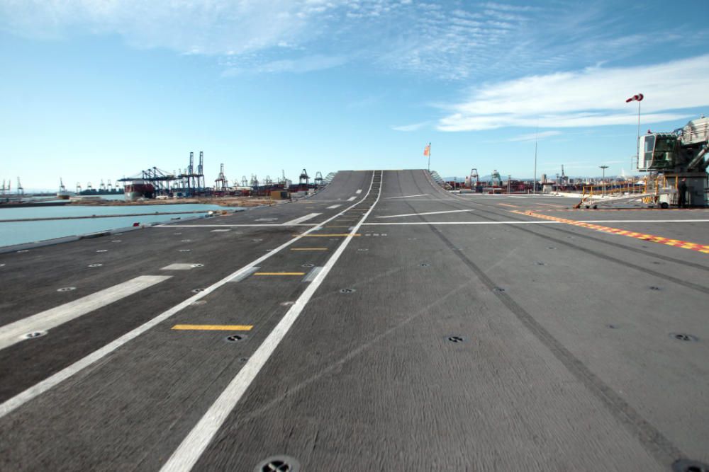 Buque de la Armada Juan Carlos I en la Marina de València