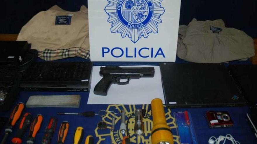 Algunos de los objetos intervenidos en las viviendas de los detenidos, entre ellos, una pistola.