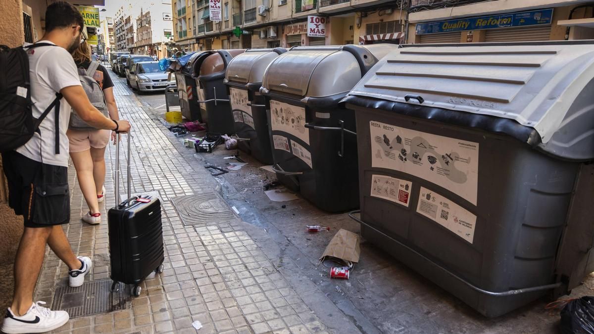 Contenedores de basura ubicados en una calle del barrio de Orriols de València.
