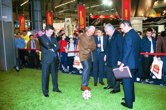 Franz Beckenbauer junto a Ángel María Villar, Josep Maria Casanovas, Jaume Llauradó y Joan Gaspart en Barcelona en la Exposicion planet futbol el 13 de febrero de 2002