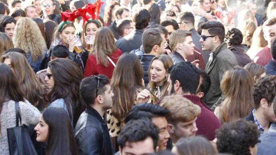 Aglomeración de jóvenes en una de la calles de Murcia más concurridas en estas fiestas navideñas.