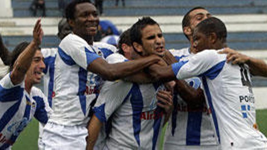 Jugadores del Balears celebrando uno de los goles