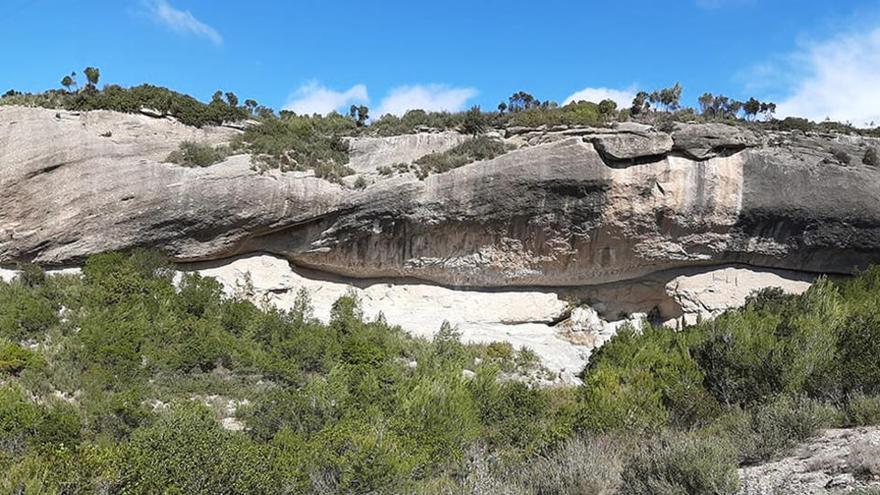 Roca Giberta, roca singular a cavall dels termes municipals de Monistrol de Calders i Talamanca