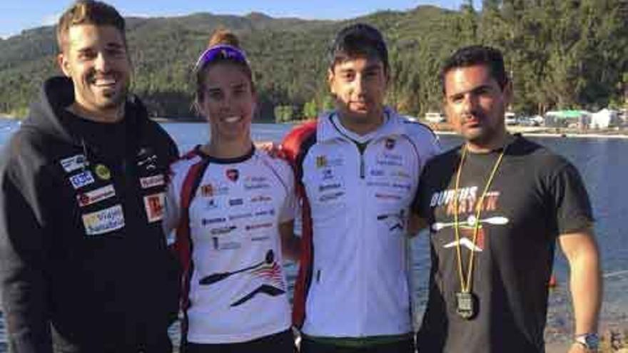 Carlos Garrote, Eva Barrios y Rubén Vicente junto con su entrenador, Alejandro Delgado, ayer en Verducido.