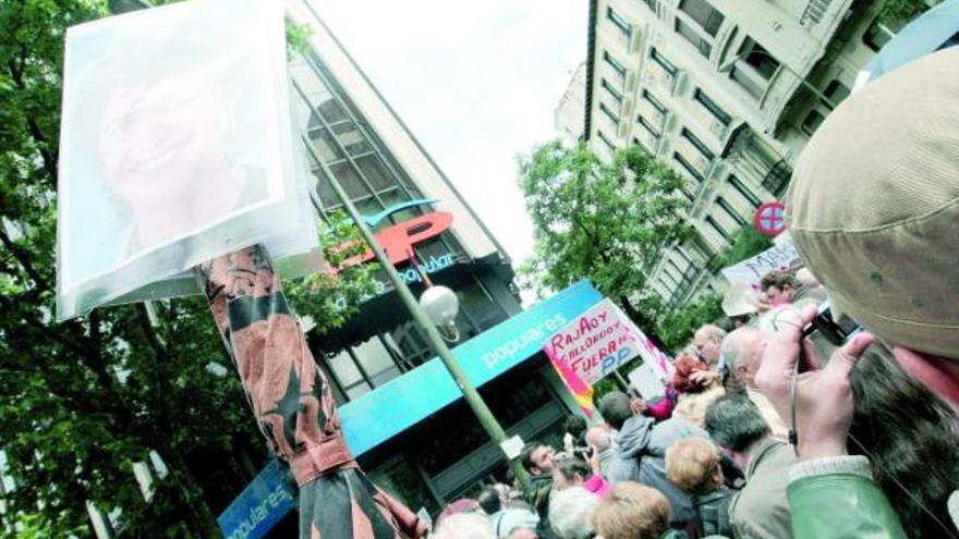La protesta registrada a mediodía de ayer ante la sede central del PP.