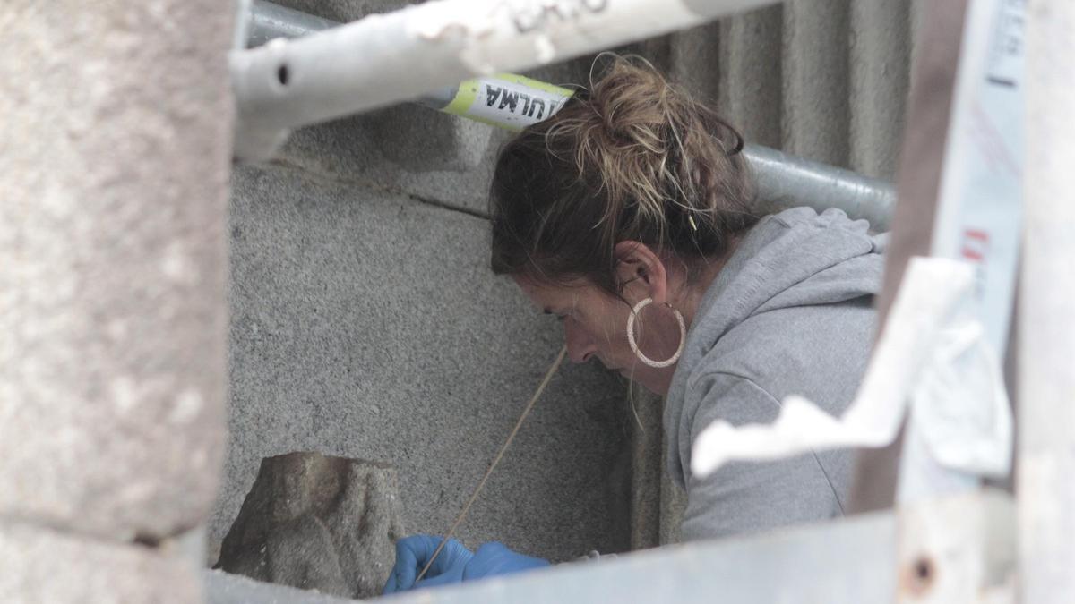 Una de las restauradoras durante los trabajos en la fachada.