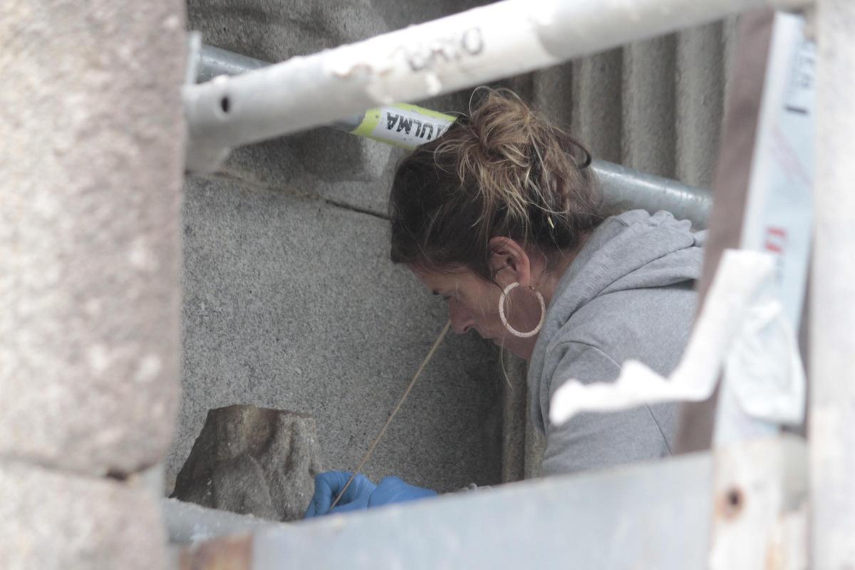 Una de las restauradoras durante los trabajos en la fachada.