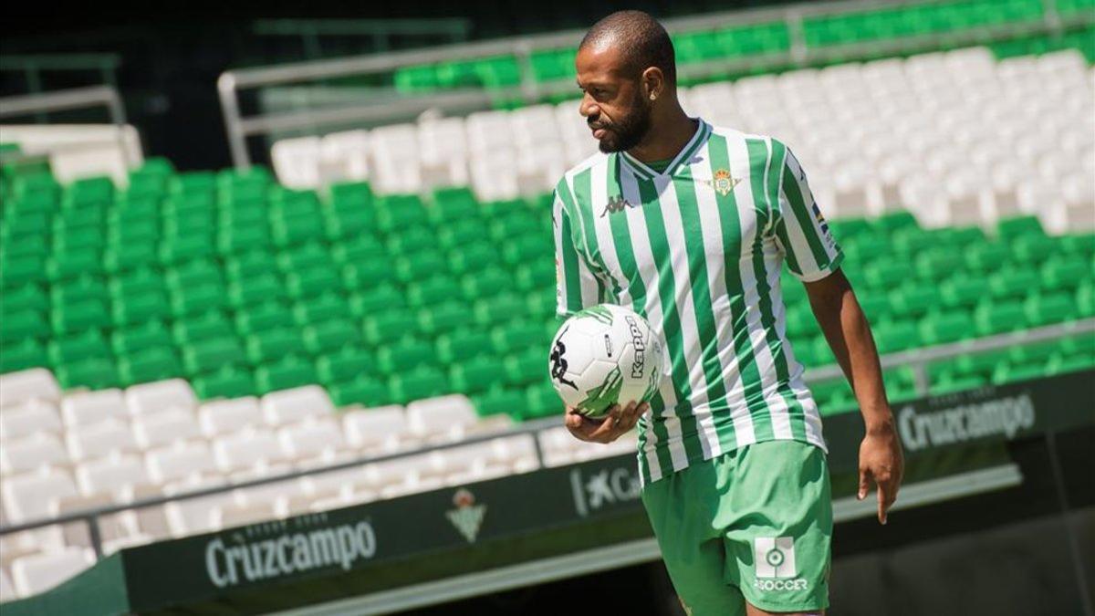 Sidnei Rechel da Silva durante la presentación con el Betis